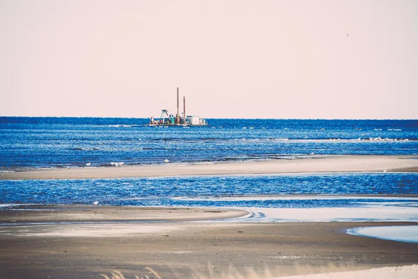 Praia gelada do mar com as primeiras peças de gelo - retro, vintage — Fotografia de Stock