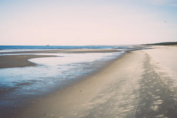 Playa de mar helada con las primeras piezas de hielo - retro, vintage —  Fotos de Stock