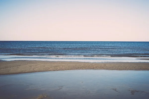 Playa de mar helada con las primeras piezas de hielo - retro, vintage — Foto de Stock