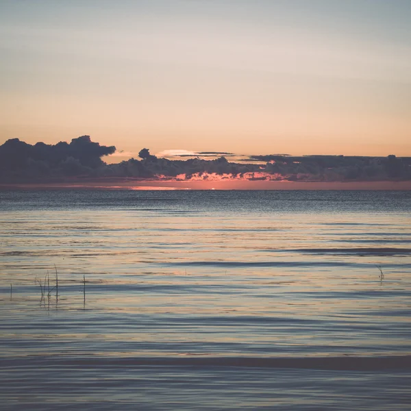 Krásný východ slunce v moři na divoké pláži - retro a vintage — Stock fotografie