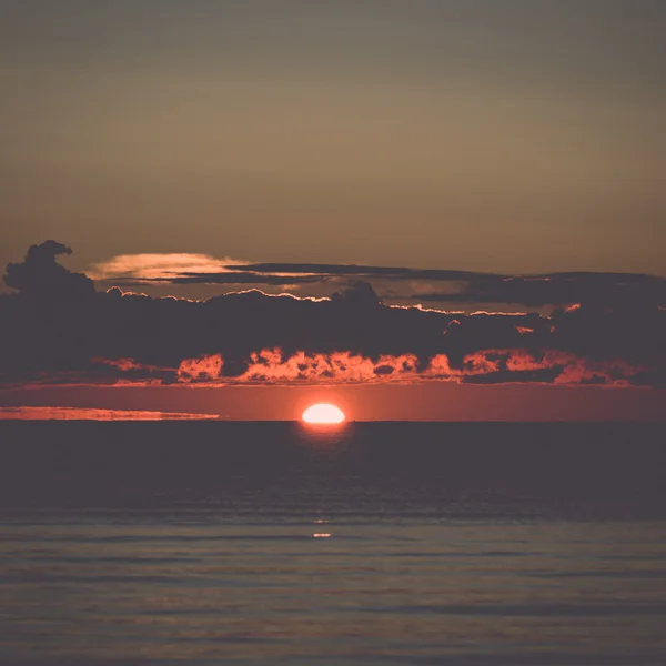 Krásný východ slunce v moři na divoké pláži - retro a vintage — Stock fotografie