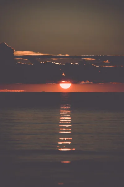 Belo nascer do sol no mar na praia selvagem - retro, vintage — Fotografia de Stock