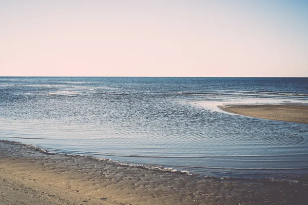 Iskalla stranden med första is bitar - retro, vintage — Stockfoto