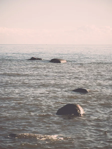 Rotsachtig strand in de Baltische Zee - retro, vintage — Stockfoto