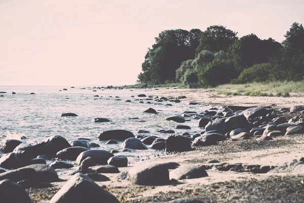 Каменистый пляж в Балтийском море - ретро, винтажный — стоковое фото
