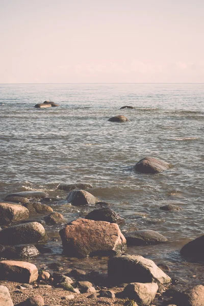 Stenig strand i Östersjön - retro, vintage — Stockfoto