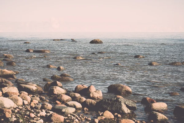 Каменистый пляж в Балтийском море - ретро, винтажный — стоковое фото