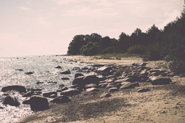 Stenig strand i Östersjön - retro, vintage — Stockfoto