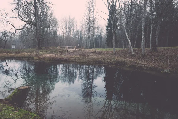 Rensa morgon vid liten sjö med reflektioner - retro, vintage — Stockfoto
