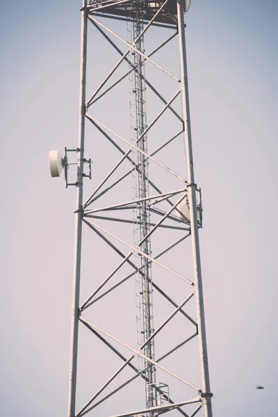 Torre alta com antena - retro, vintage — Fotografia de Stock