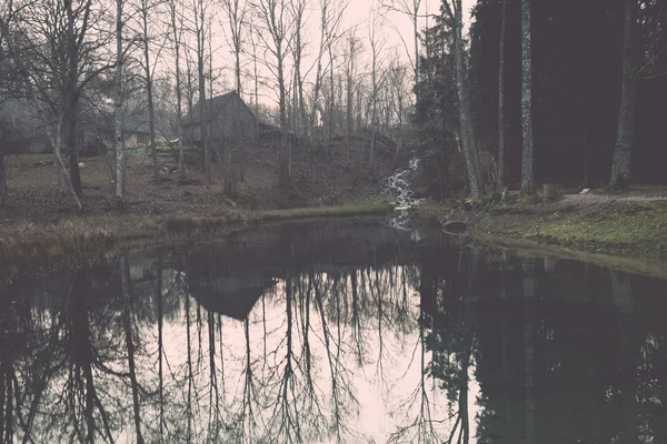 Jasné ráno malé jezero s odrazy - retro a vintage — Stock fotografie