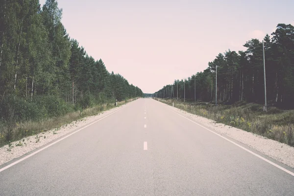 Conduite autoroute vide en été - rétro, vintage — Photo