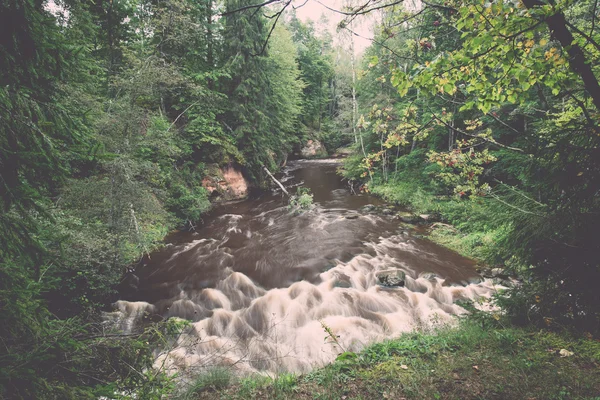 Vue sur la rivière de montagne avec le courant d'eau et le sable — Photo