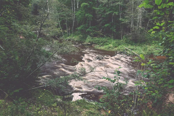 Pohled do horské řeky tekoucí proud vody a sandsto — Stock fotografie