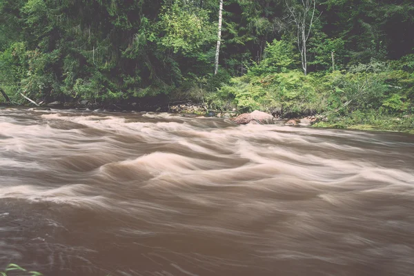 查看到山区河流流动水流与砂岩基质酸化 — 图库照片