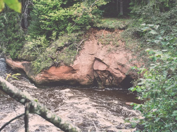 Vista para o rio Montanha com fluxo de água e sandsto — Fotografia de Stock