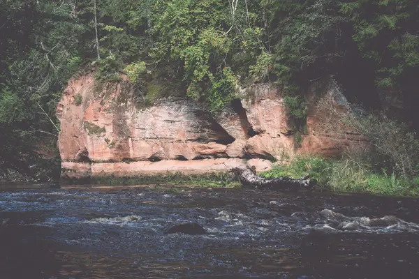 Δες στο ποτάμι βουνό με ρέοντας ρεύμα του νερού και sandsto — Φωτογραφία Αρχείου
