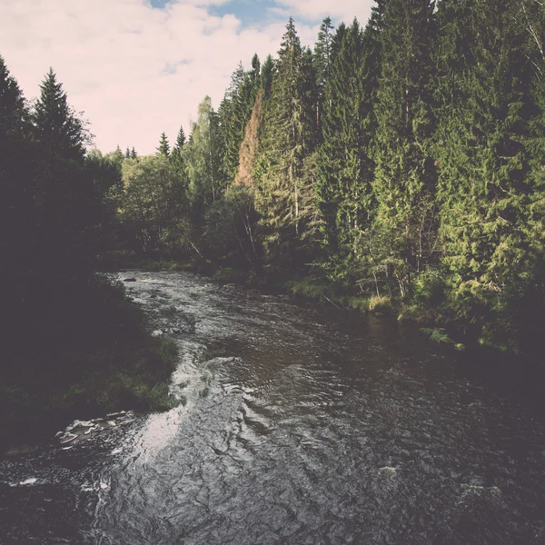 Met het oog op de berg rivier met Flowing Water stroom en sandsto — Stockfoto