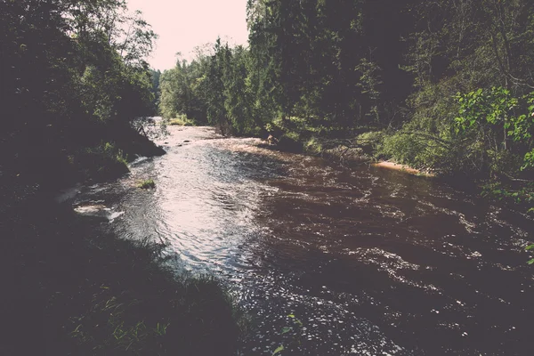 Visa till floden berg med strömmande vatten ström och sandsto — Stockfoto