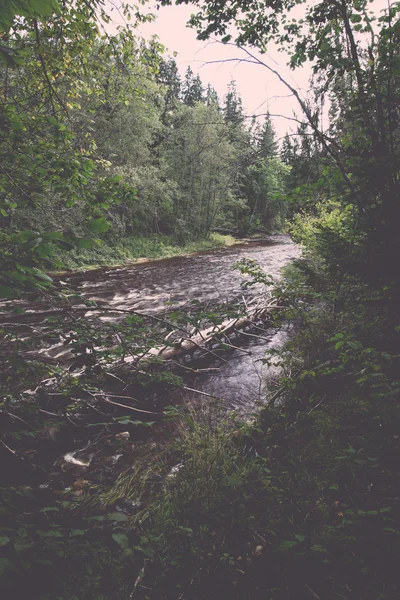 Pohled do horské řeky tekoucí proud vody a sandsto — Stock fotografie