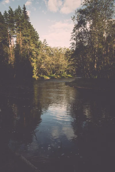 Vista al río de la montaña con corriente de agua y arenassto — Foto de Stock