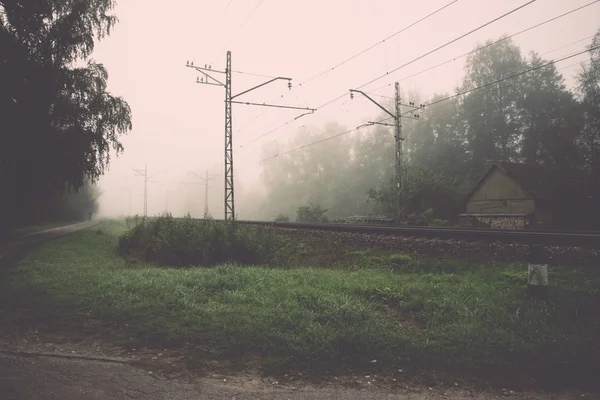 Nebbiosa strada di campagna al mattino presto - retrò, vintage — Foto Stock