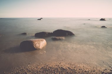 Sabahları bir kayalık sahil görünümünü. Uzun pozlama vurdu. -retr