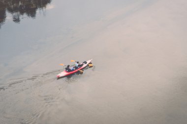 Tekneyle nehrin - retro, vintage insanlar