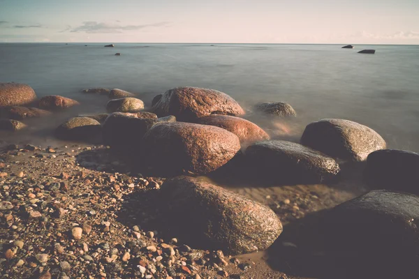 Vista di una costa rocciosa al mattino. Colpo a lunga esposizione. - retr — Foto Stock