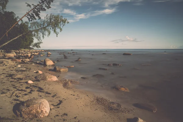 Vista di una costa rocciosa al mattino. Colpo a lunga esposizione. - retr — Foto Stock