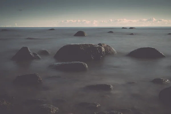 Sabahları bir kayalık sahil görünümünü. Uzun pozlama vurdu. -retr — Stok fotoğraf