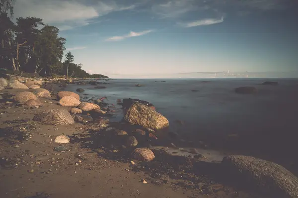 Vue sur une côte rocheuse le matin. Longue exposition. - retr — Photo