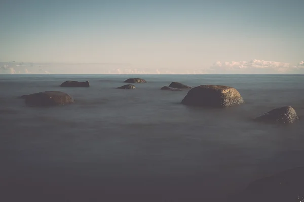 Vista di una costa rocciosa al mattino. Colpo a lunga esposizione. - retr — Foto Stock