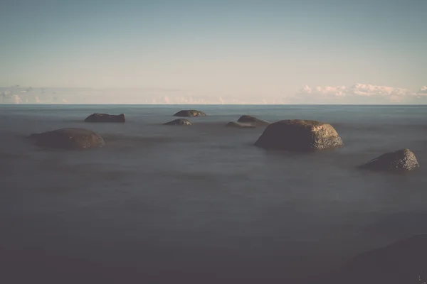 Vista di una costa rocciosa al mattino. Colpo a lunga esposizione. - retr — Foto Stock