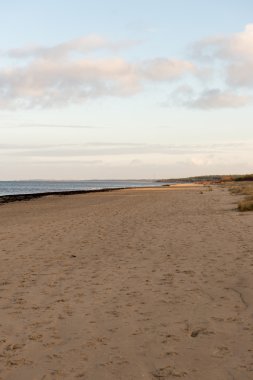 bulutlar ve ıssız dune doğru dalgalar ile sonbaharda Baltık beach