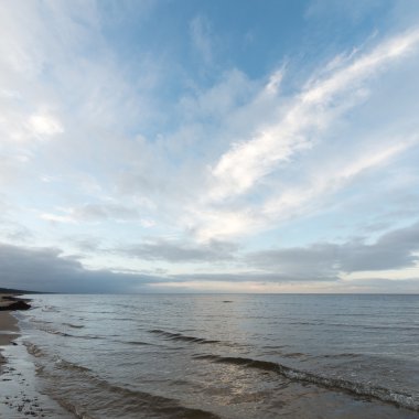 bulutlar ve ıssız dune doğru dalgalar ile sonbaharda Baltık beach