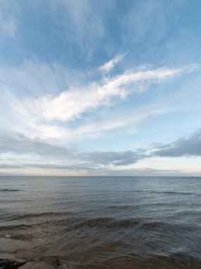 bulutlar ve ıssız dune doğru dalgalar ile sonbaharda Baltık beach