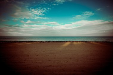 bulutlar ve ıssız dune doğru dalgalar ile sonbaharda Baltık beach