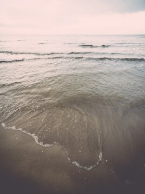 bulutlar ve ıssız dune doğru dalgalar ile sonbaharda Baltık beach