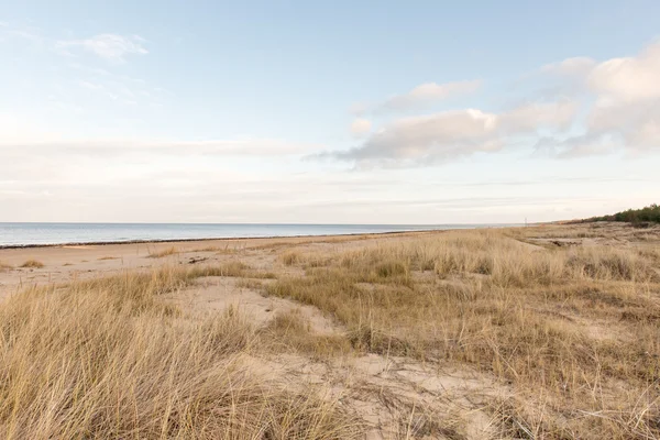 Spiaggia baltica in autunno con nuvole e onde verso dune deserte — Foto Stock