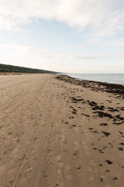 Baltische strand in Val met wolken en golven naar verlaten Duin — Stockfoto