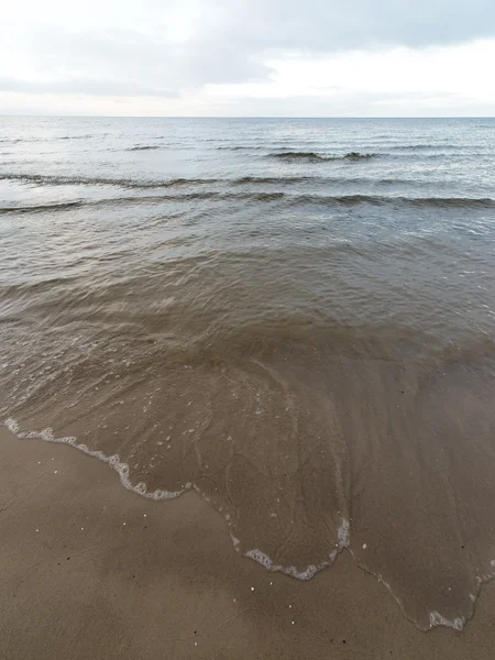 Baltische strand in Val met wolken en golven naar verlaten Duin — Stockfoto