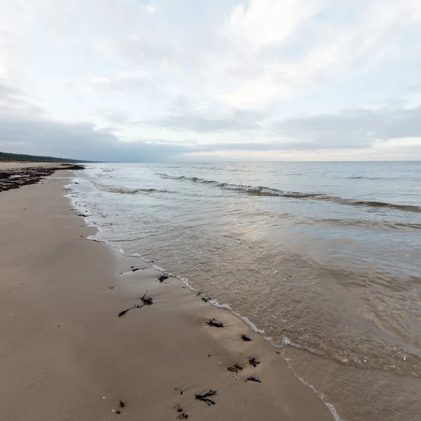 Baltische strand in Val met wolken en golven naar verlaten Duin — Stockfoto