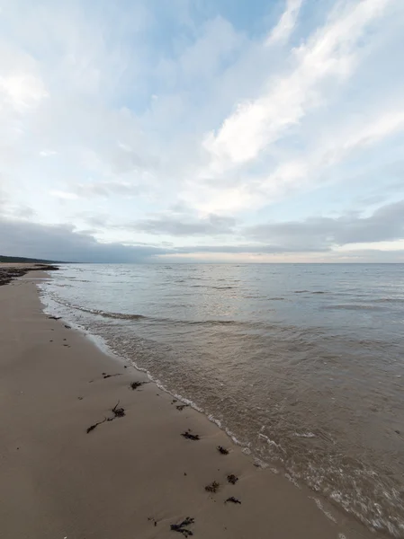 Baltische strand in Val met wolken en golven naar verlaten Duin — Stockfoto