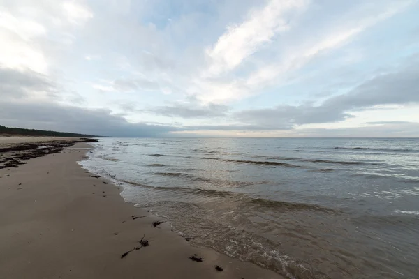 Playa báltica en otoño con nubes y olas hacia dunas desiertas — Foto de Stock