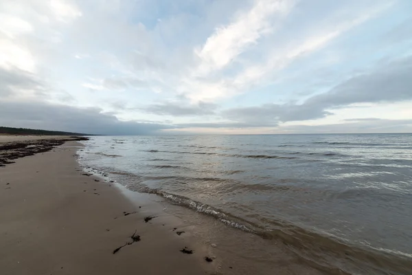 Balti-tengeri strandtól, ősszel a felhők és a hullámok felé sivatagos dűne — Stock Fotó