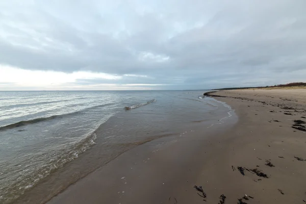 Balti-tengeri strandtól, ősszel a felhők és a hullámok felé sivatagos dűne — Stock Fotó
