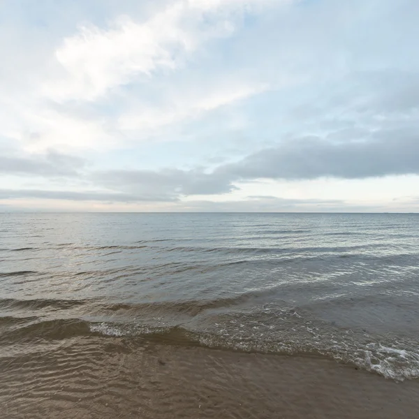 Praia baltic no outono com nuvens e ondas para a duna deserta — Fotografia de Stock