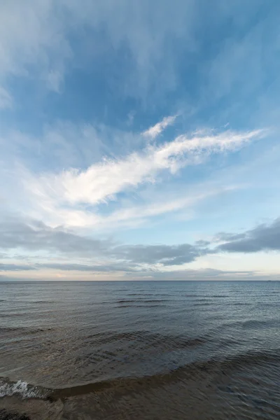 Praia baltic no outono com nuvens e ondas para a duna deserta — Fotografia de Stock