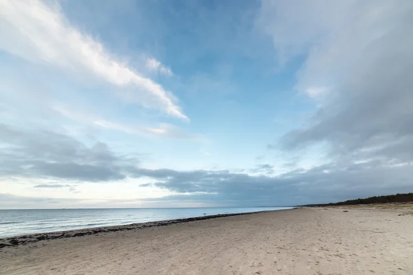 Baltský pláž podzim s mraky a vlny směrem k opuštěné Duna — Stock fotografie